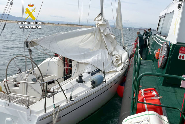 En una operación crítica, miembros de la Guardia Civil de Cantabria ejecutan un valiente rescate de un velero a la deriva cerca de la Península de la Magdalena.