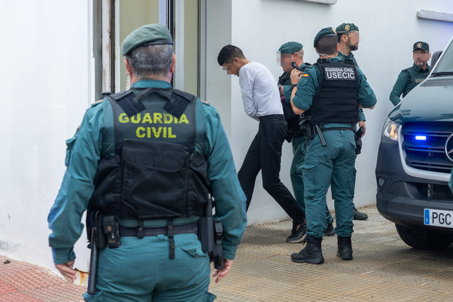 Los detenidos llegan a los juzgados, a 12 de febrero de 2023, en Barbate, Cádiz, (Andalucía, España). / Francisco J. Olmo