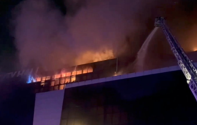 Una imagen fija tomada de un vídeo proporcionado por el Ministerio de Emergencia de Rusia muestra humo elevándose sobre la sala de conciertos Crocus City Hall en llamas tras un tiroteo en Krasnogorsk. /  EFE