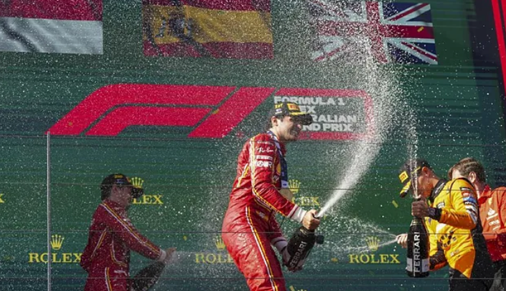 Melbourne (Australia), 24/03/2024.- El español Carlos Sainz (Ferrari) festeja en lo alto del podio su victoria en el Gran Premio de Australia, el tercero del Mundial de Fórmula Uno, que su compañero, el monegasco Charles Leclerc (i.) of Monaco, acabó segundo; y el inglés Lando Norris (McLaren, segundo por la d.). tercero; en el circuito de Albert Park, en Melbourne. EFE/EPA/JOEL CARRETT
