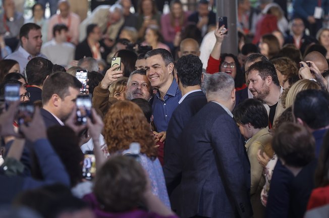 El secretario general del PSOE y presidente del Gobierno, Pedro Sánchez (c), se hace una foto durante la clausura del Congreso extraordinario del PSPV. EP / Rober Solsona