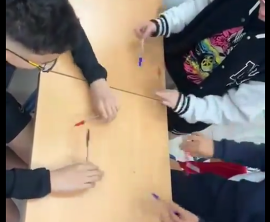 Captura del vídeo de TikTok en la que los niños improvisan con los bolis. / RRSS