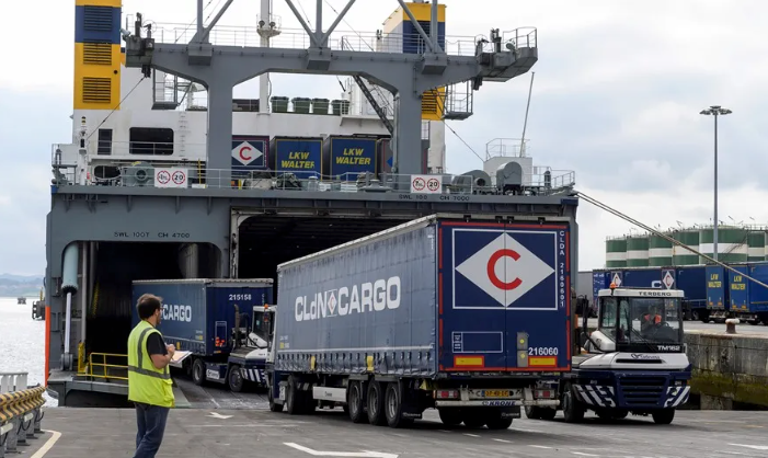 Camiones embarcando en un barco en el Puerto de Santander. / Alerta