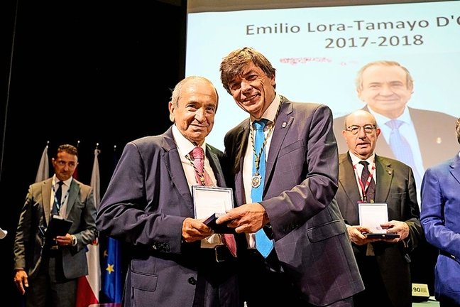 Emilio Lora-Tamayo, reconocido catedrático, es homenajeado como rector honorario de la Universidad Internacional Menéndez Pelayo (UIMP), marcando un hito en la celebración del 90º aniversario de la institución.