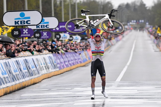 El neerlandés Mathieu van der Poel celebra su victoria en el Tour de Flandes. / FREDERIC SIERAKOWSKI