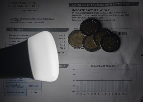Una lámpara refleja el importe de una factura de la electricidad. Eduardo Parra / Archivo