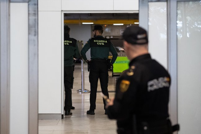 Dos agentes de la Guardia Civil en la puerta de llegadas de la terminal T1 del Aeropuerto Adolfo Suárez Madrid Barajas. Alejandro Martínez Vélez