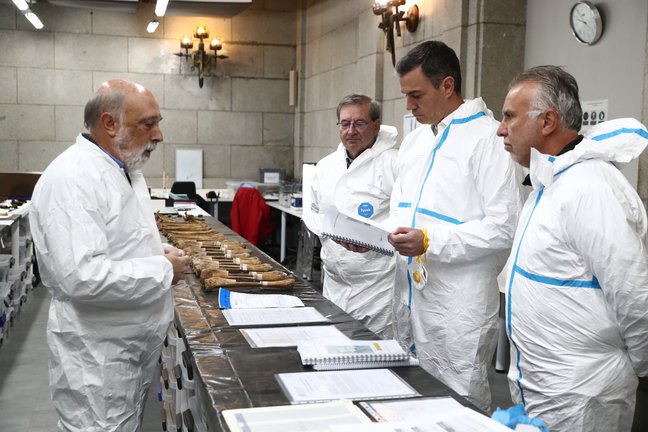 El presidentedel Gobierno, Pedro Sánchez visita el laboratorio forense instalado en Cuelgamuros para la identificación de los restos de víctimas de la Guerra Civil. / MONCLOA