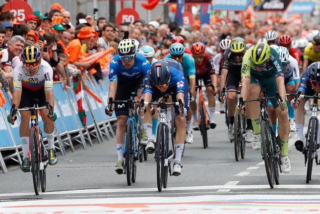 El ciclista francés del Groupama, Romain Grégoire (c), se ha proclamado vencedor de la quinta etapa de la Itzulia 2024. / Miguel Toña