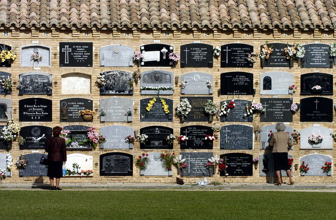 Imagen de archivo (31/10/06) del cementerio de Torrero, en la capital aragonesa. EFE/JAVIER CEBOLLADA