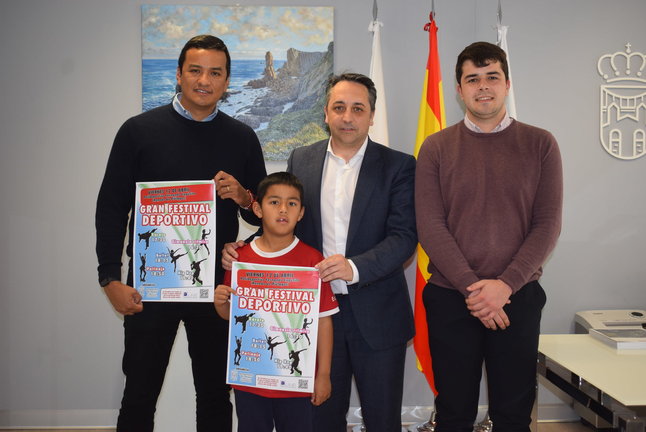 El alcalde, Carlos Caramés, junto al concejal de Deportes y Juventud, Borja López Alonso, y Martín. / Alerta