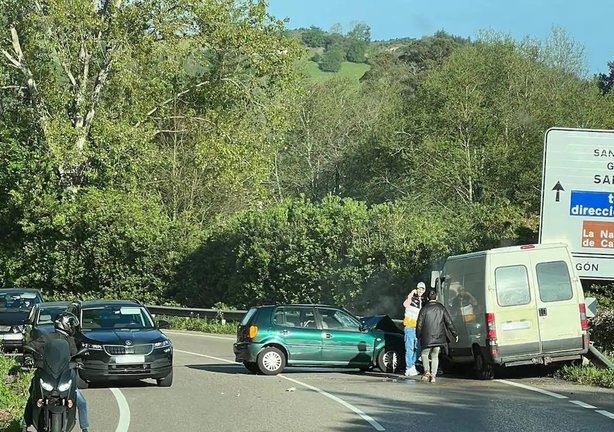 Los vehículos tras el accidente en Obregón, Villaescusa.