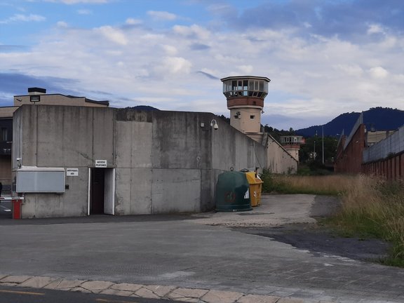 Fachada del exterior de la prisión de Basauri (Bizkaia). EP