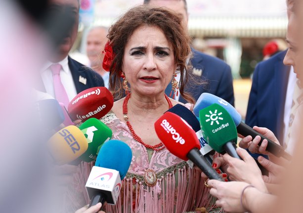 La vicepresidenta primera del Gobierno y ministra de Hacienda, María Jesús Montero, a su llegada al recinto de la Feria de Abril. / Rocío Ruz
