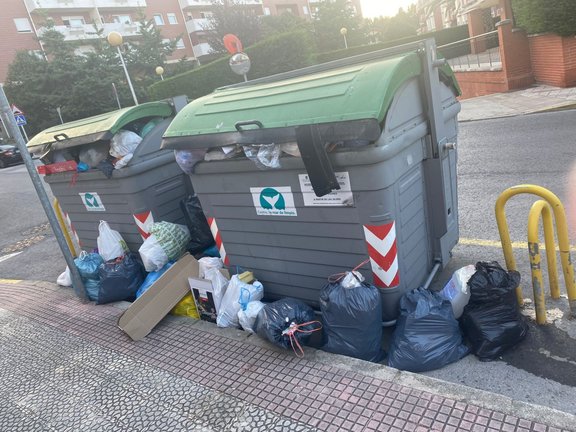 Contenedores de basura en varias calles de la localidad. / Alerta