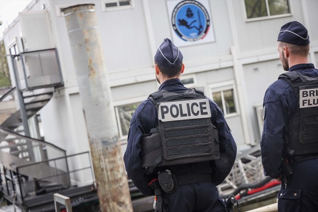 Agentes de la policía francesa de espaldas. EP / Luc Nobout