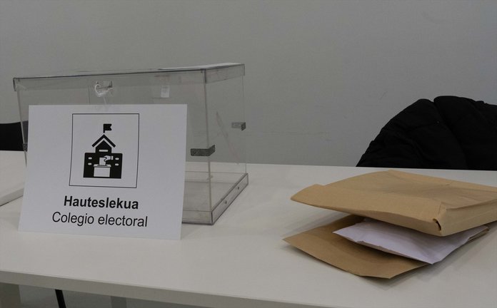 Una urna en un colegio electoral de Bilbao. EP