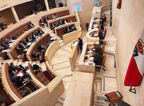 Sesión del Pleno del Parlamento de Cantabria celebrada ayer. / Alerta