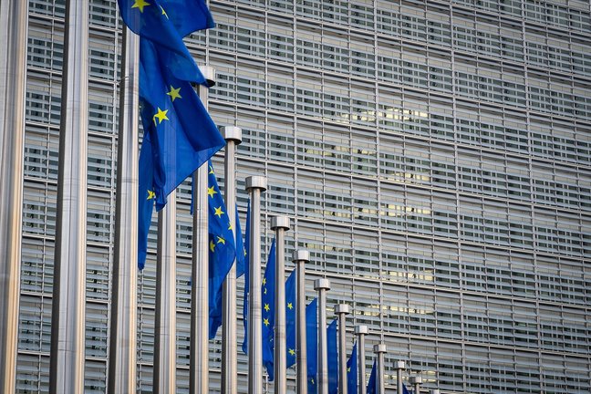Banderas de la Unión Europea (UE) frente a la sede de la Comisión Europea en Bruselas. EP / Archivo