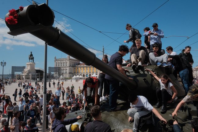 Los ciudadanos de Lisboa tuvo acceso a varios vehículos militares antiguos que fueron utilizados para derrocar al régimen. / Alerta