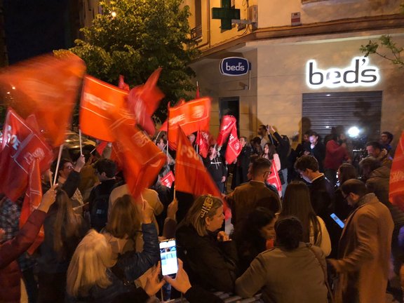 Cerca de medio centenar de simpatizantes socialistas se manifiestan a las puertas de Ferraz en apoyo a Sánchez. / Alerta