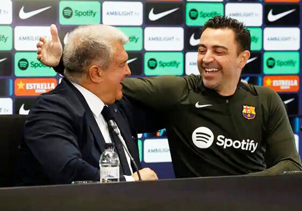 El presidente del FC Barcelona, Joan Laporta y el entrenador blaugrana Xavi Hernández. / FC Barcelona