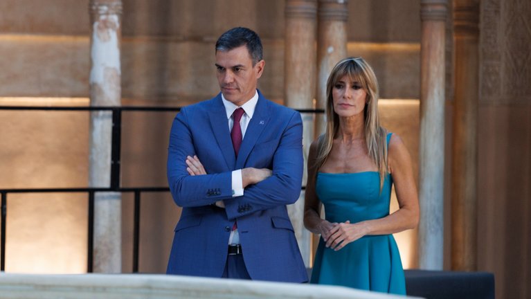 El presidente del Gobierno en funciones, Pedro Sánchez, junto a su mujer, Begoña Gómez. / Álex Cámara