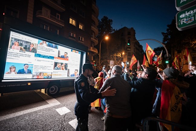 Manifestantes en la sede del PSOE en Ferraz. / Diego Radamés / EP