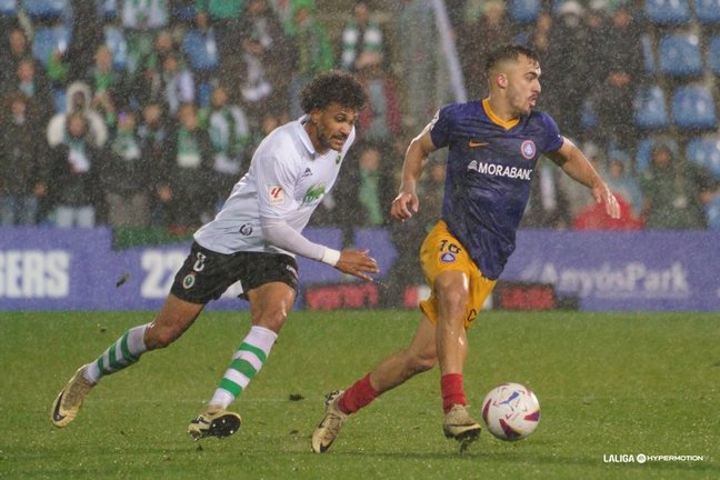 Mboula lucha una jugada bajo la lluvia de Andorra. / Liga Hypermotion