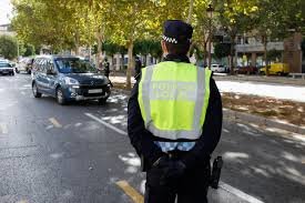 downloadFotografía de archivo de un Policía Local en una calle de Santander. / EP