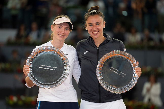 Cristina Bucsa y Sara Sorribes con sus trofeos. / Mutua Madrid Open