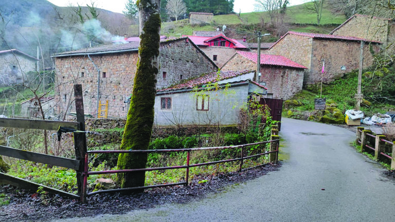 Varias casas tradicionales de la localidad de Selviejo, en Luena. / Alerta