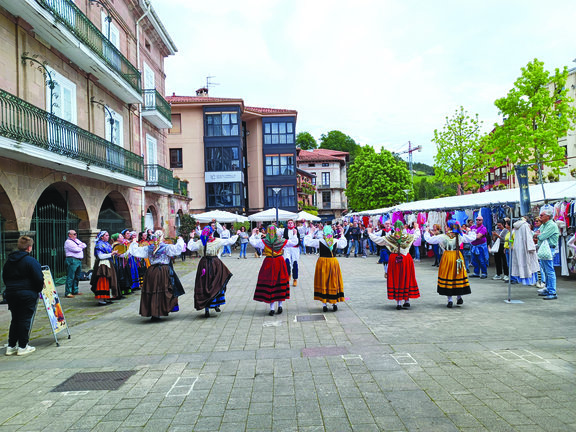 El Grupo de Danzas bailando en el mercado de los sábados de Cabezón de la Sal. / A.del Saja