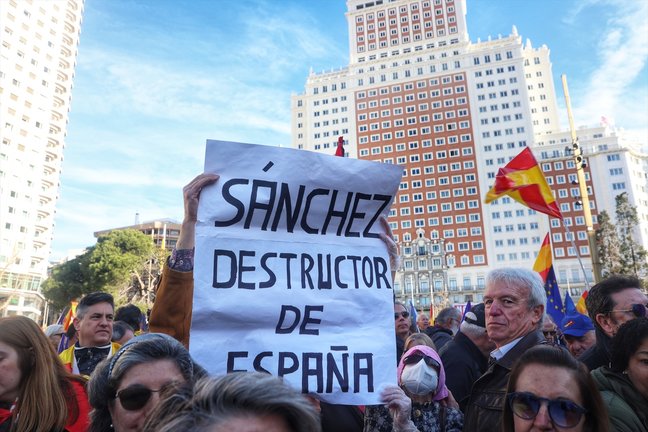 Varias personas sujetan carteles antes de una manifestación convocada por el PP, el pasado 28 de enero. / Ricardo Rubio / Archivo