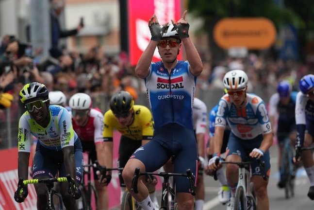 El corredor belga Tim Merlier se ha impuesto al sprint en la tercera etapa del Giro de Italia de 2024. / RCS Sports