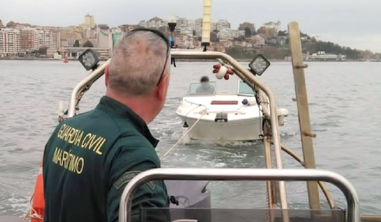 El agente de la Guardia Civil tras salvar al anciano en la bahía de Santander.