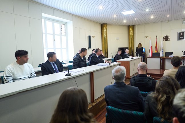 Los acusados (1i) y (3i) durante el juicio por el accidente mortal de Castelar, en la Audiencia Provincial de Cantabria. Juanma Serrano / EP