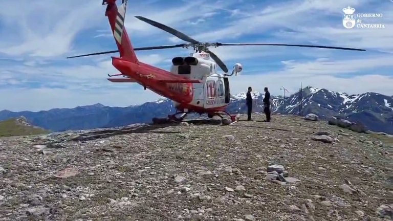 Rescatada en helicóptero una senderista francesa de 77 años que se había caído en Picos de Europa. / 112 Cantabria