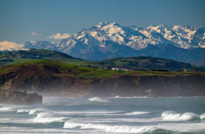 Vista impresionante de la costa de Cantabria, donde el océano Atlántico besa las playas y acantilados del norte de España, destacando su belleza natural y paisajes espectaculares.