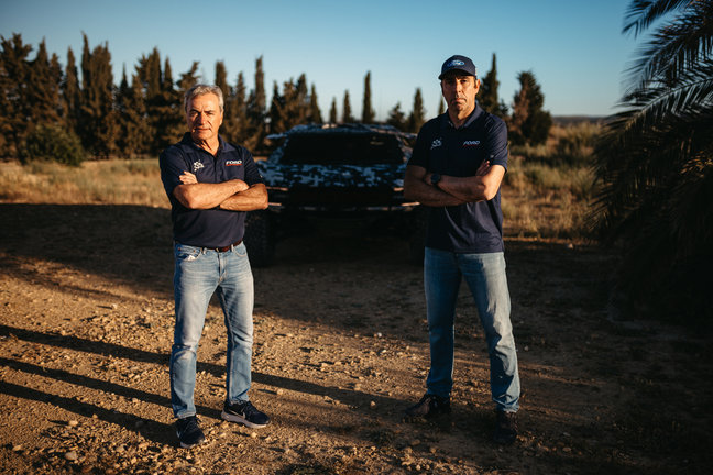 Carlos Sainz correrá con Ford y con Nani Roma el Rally Dakar 2025. / FORD