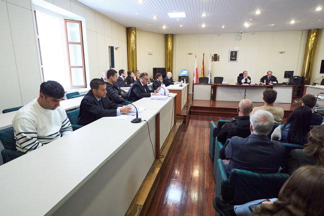 Los acusados (1i) y (3i) durante el juicio por el accidente mortal de Castelar, en la Audiencia Provincial de Cantabria. / Juanma Serrano