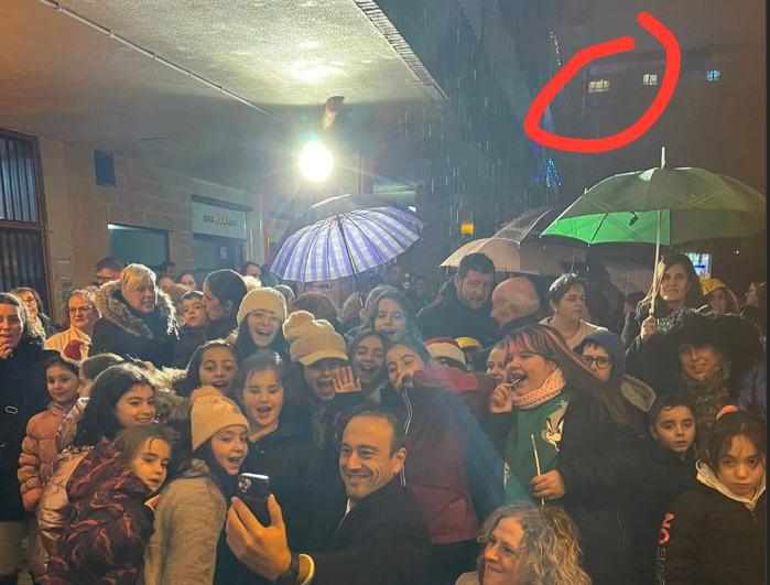 López Estrada haciéndose un ‘selfie’ en Nueva Ciudad delante del piso
ocupado este 9 de diciembre. / A.E.