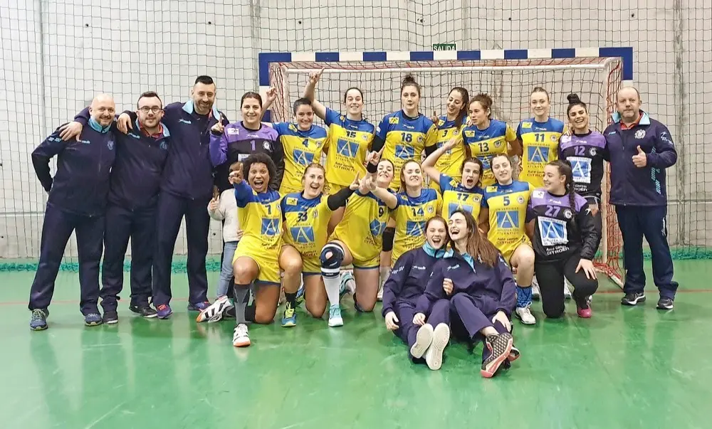 La plantilla del Club Balonmano Pereda celebrando uno de sus &uacute;ltimos &eacute;xitos.