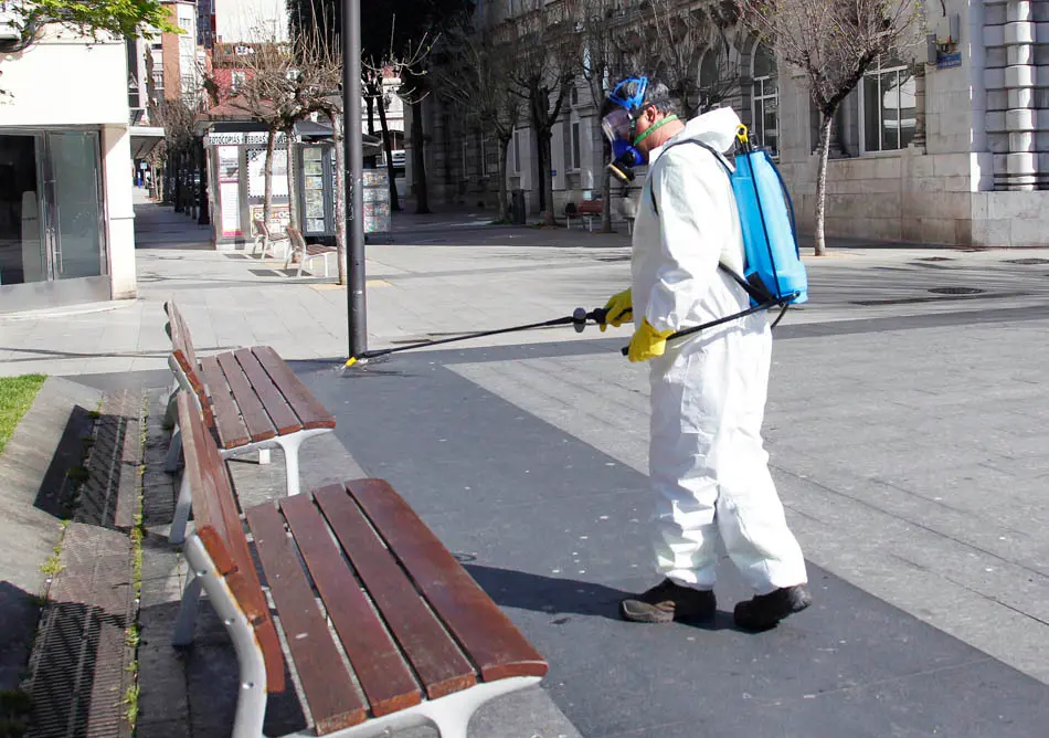 Un operario trabaja para desinfectar el mobiliario urbano. / J. RAM&Oacute;N