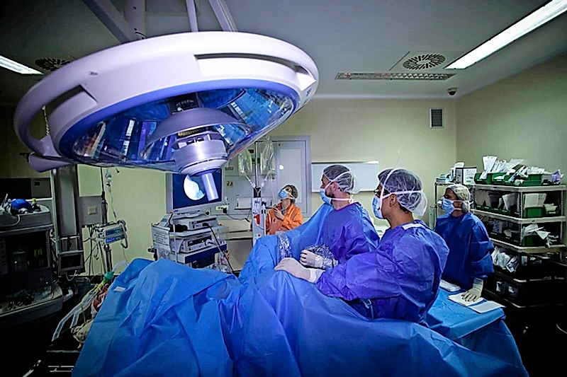 Intervenci&oacute;n quir&uacute;rgica en el hospital Marqu&eacute;s de Valdecilla. / ALERTA