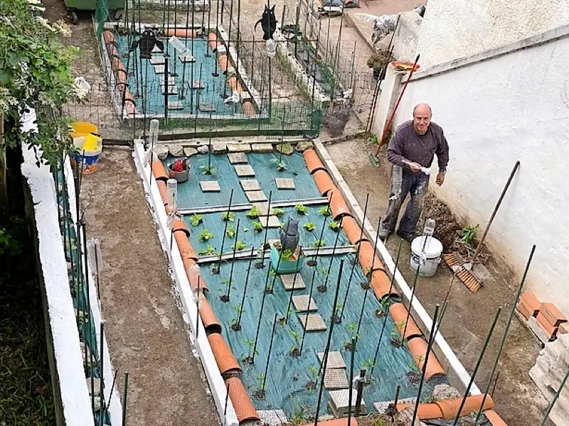 Un vedino de Santander aprovecha el confinamiento para pintar y trabajar. / Hardy