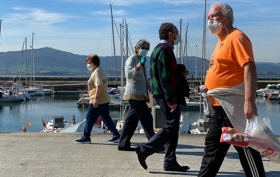 Varias personas de avanzada edad caminan por Puertochico, Santander. / JOS&Eacute; RAM&Oacute;N