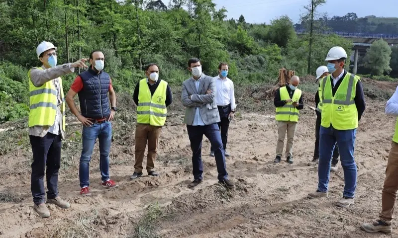 Autoridades y responsables de la empresa en el inicio de las obras. / ALERTA