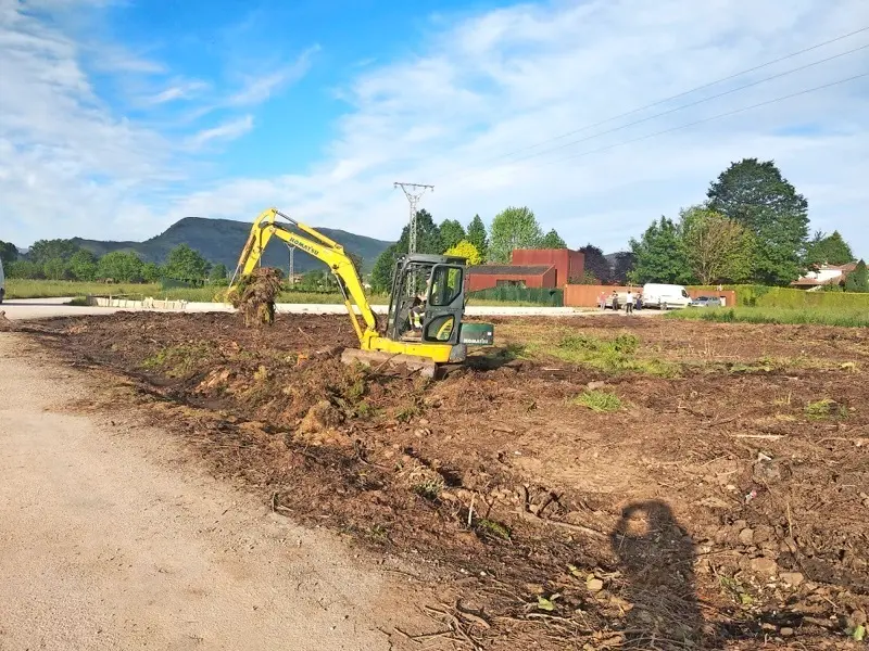 Una m&aacute;quina de escabar realiza labores de clausura del vertedero de vegetales de Ontoria. / Saja