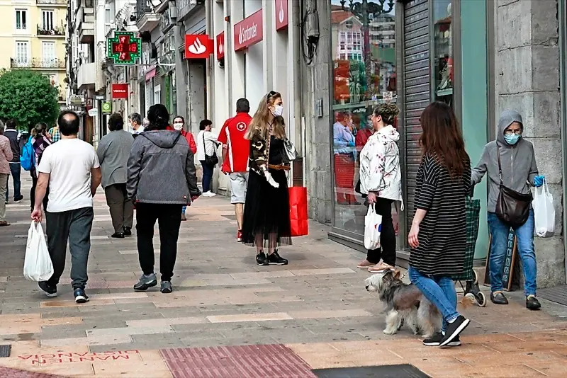 Varias personas caminan por una calle de Santander. / J. Ram&oacute;n